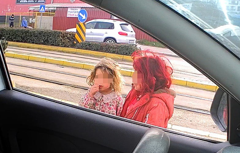 ÇOCUKLARIN YÜZLERİNİN KAPATILMASINI RİCA EDİYORUM ESKİŞEHİR'DE SOĞUK KIŞ GÜNĞÜNE RAĞMEN AYAKLARI...