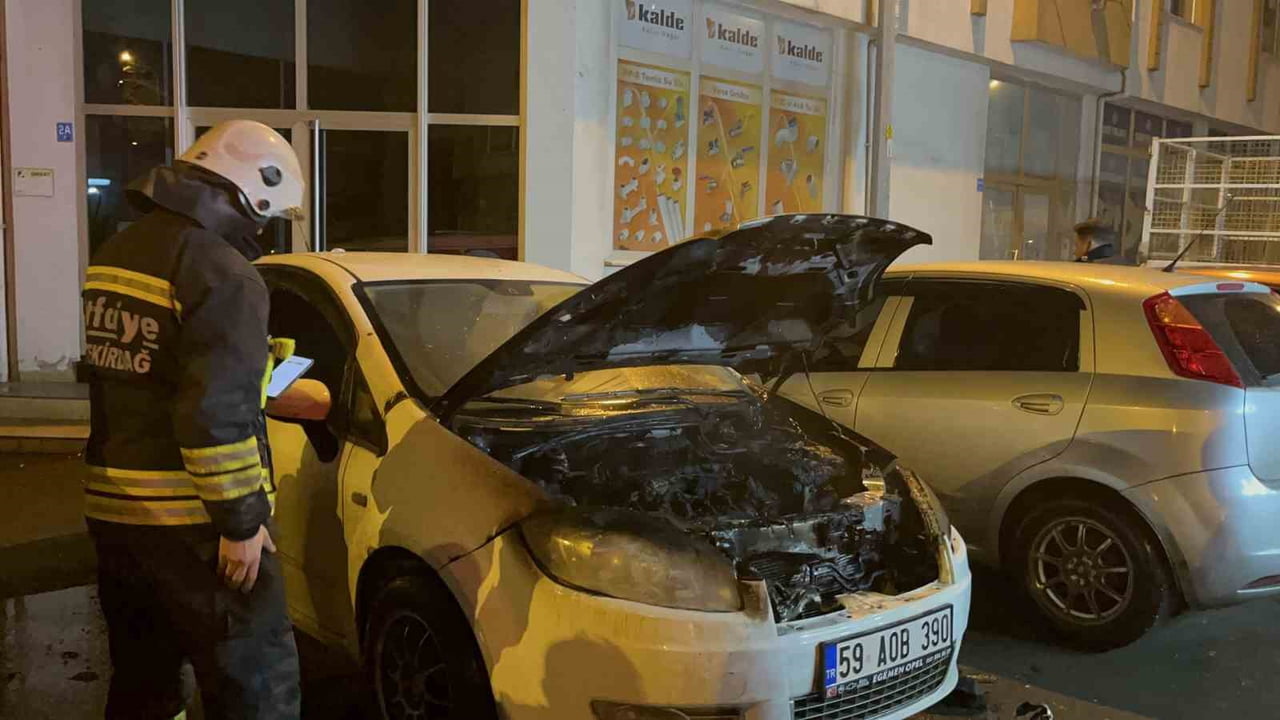 ÇORLU'DA PARK HALİNDEKİ OTOMOBİLE ALEV ALEV YANDI