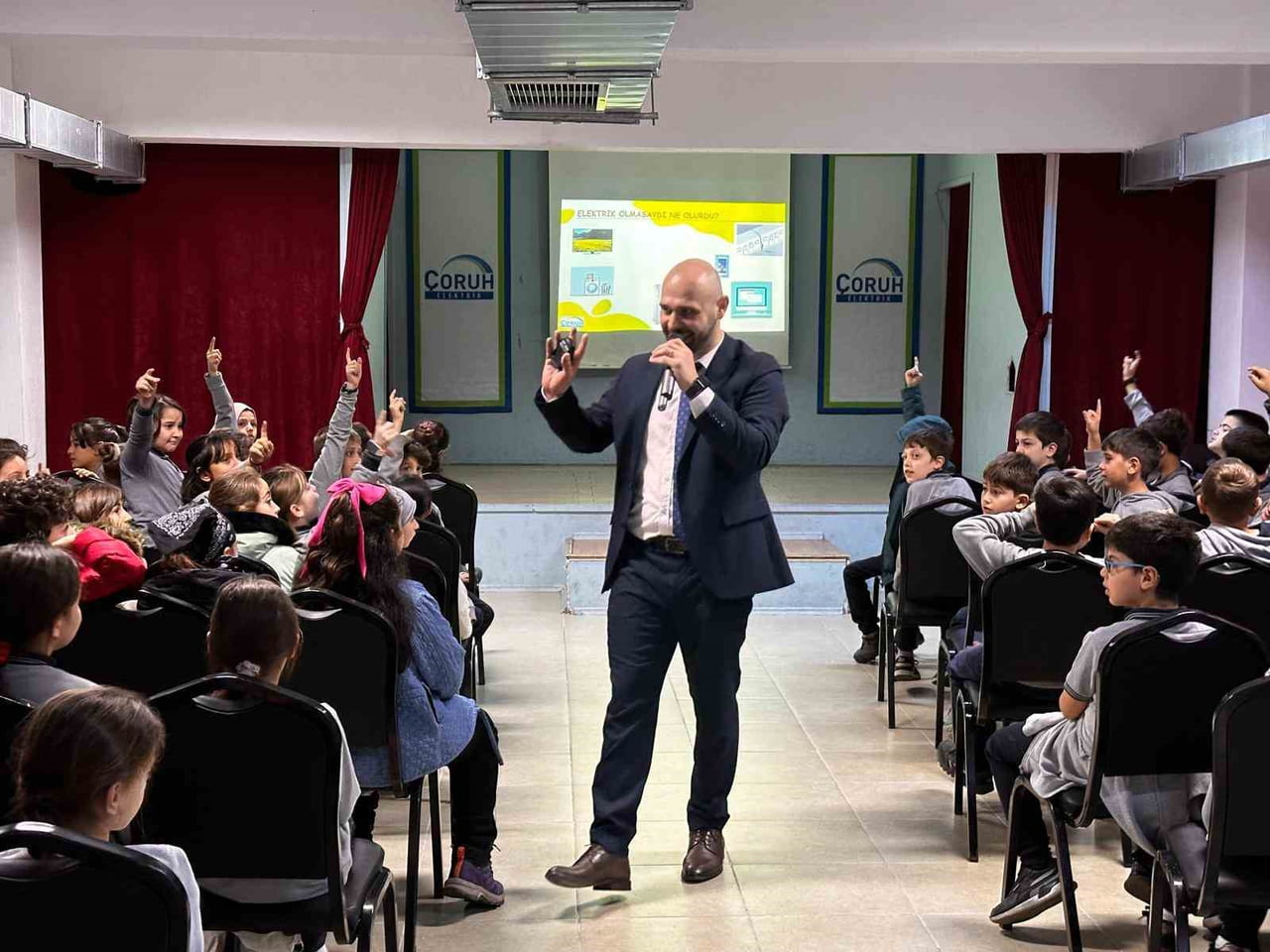 ÇORUH EDAŞ, ENERJİ VERİMLİLİĞİ HAFTASI KAPSAMINDA HİZMET VERDİĞİ 5 İLDE ÇOCUKLARLA BULUŞARAK...