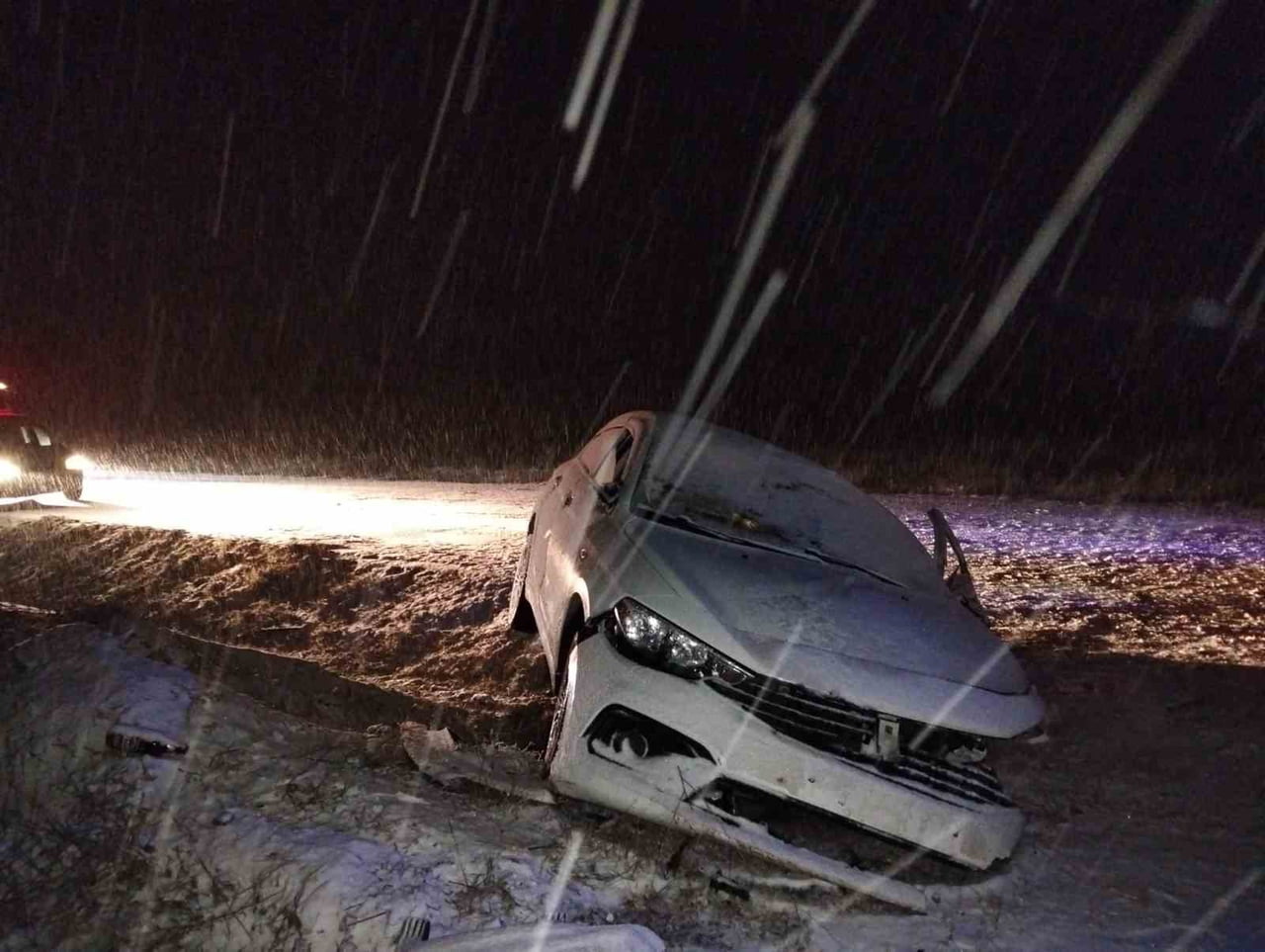 ÇORUM'UN SUNGURLU İLÇESİNDE YOĞUN KAR YAĞIŞI SEBEBİYLE KAYGANLAŞAN YOLDA TAKLA ATAN OTOMOBİLDEKİ 7...