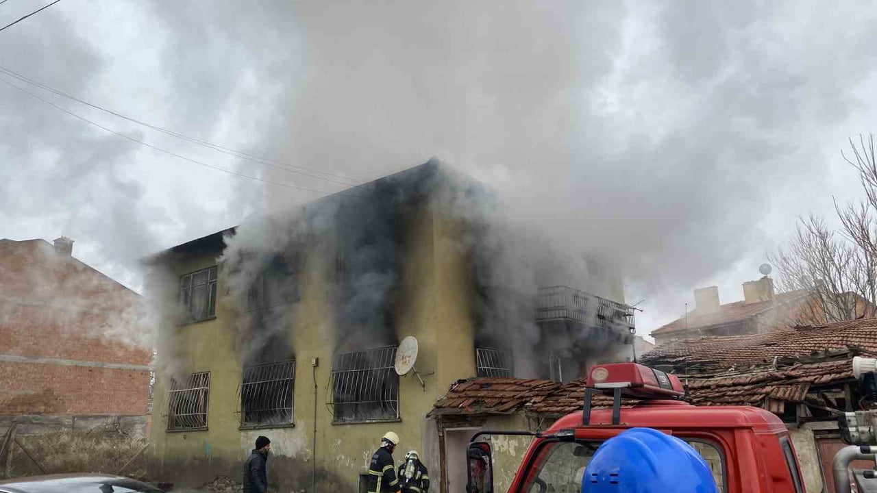 ÇORUM’DA 7 KİŞİLİK BİR AİLENİN YAŞADIĞI 2 KATLI EVDE ÇIKAN YANGIN MAHALLEDE PANİĞE NEDEN OLDU....