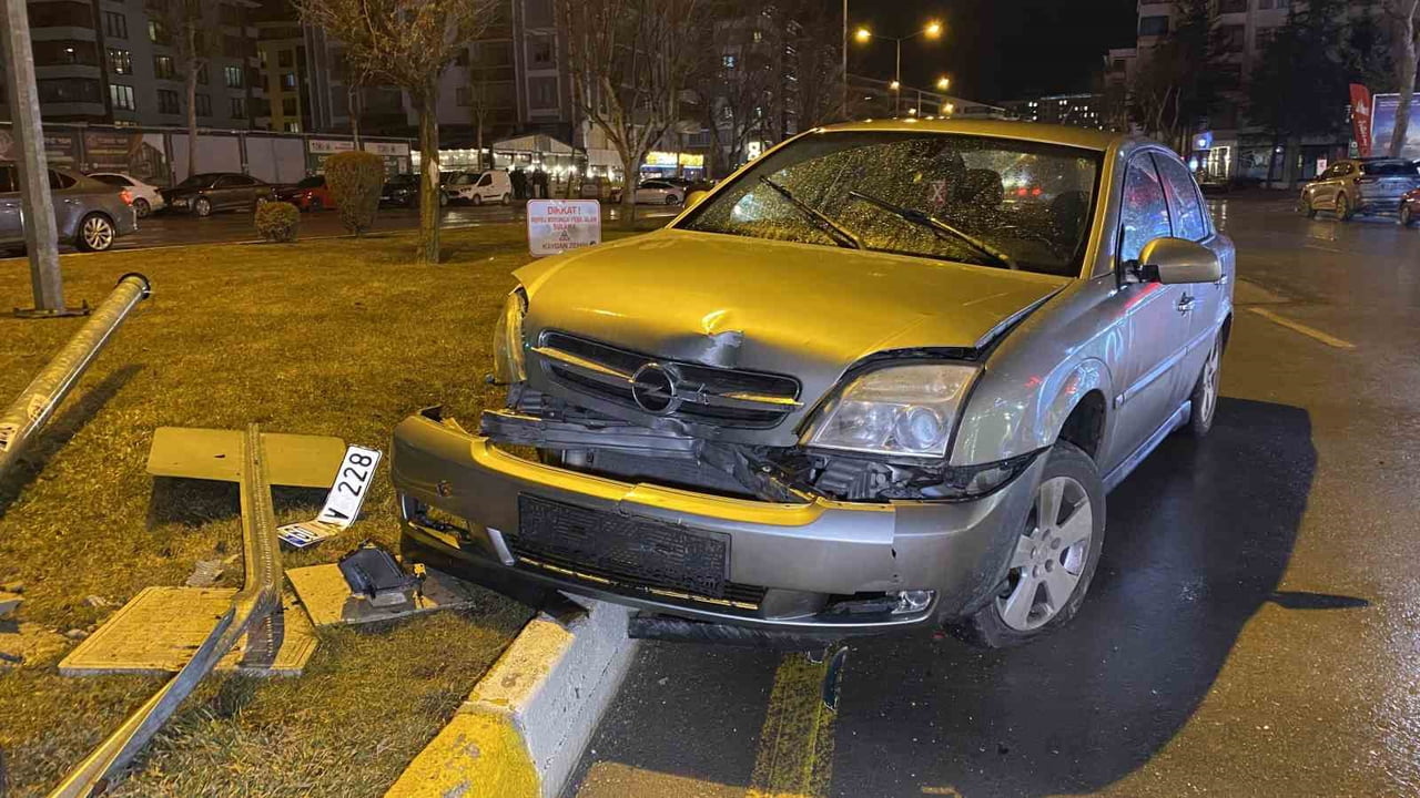 ÇORUM’DA OTOMOBİLİN SİNYALİZASYON DİREĞİNE ÇARPMASI NETİCESİNDE MEYDANA GELEN TRAFİK KAZASINDA 1...