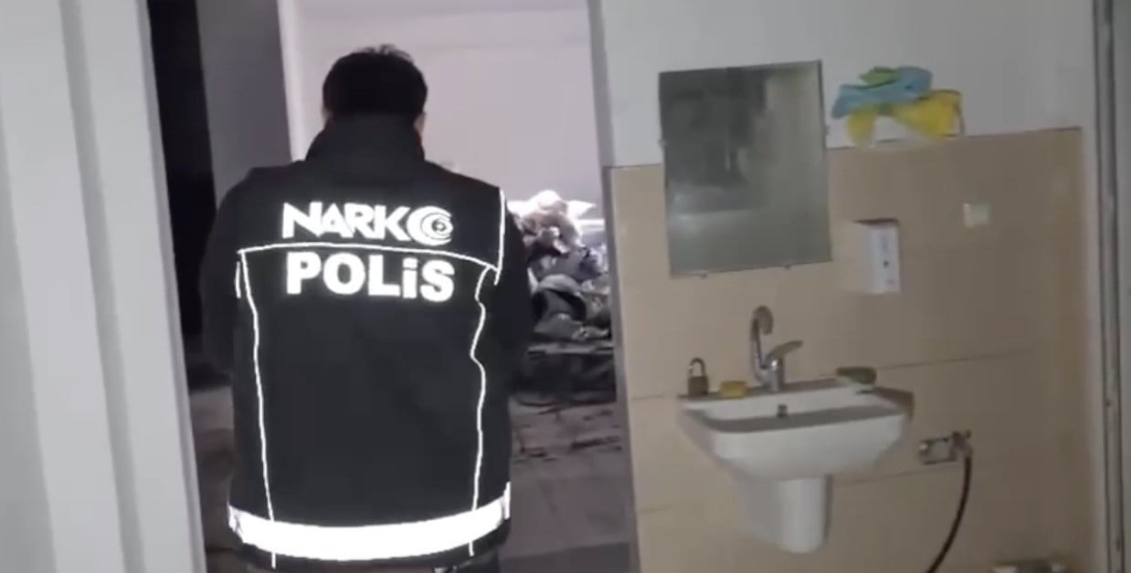 ÇORUM’DA POLİS EKİPLERİNİN DÜZENLEDİĞİ OPERASYONDA, ATIL DURUMDAKİ BİR FABRİKA BİNASININ...