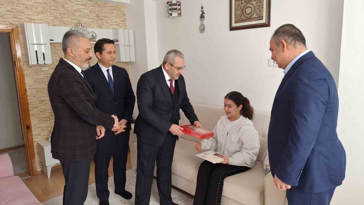 ÇORUM İL MİLLİ EĞİTİM MÜDÜRÜ CEMİL ÇAĞLAR, EVDE EĞİTİM HİZMETİNDEN YARARLANAN 7. SINIF ÖĞRENCİSİ...