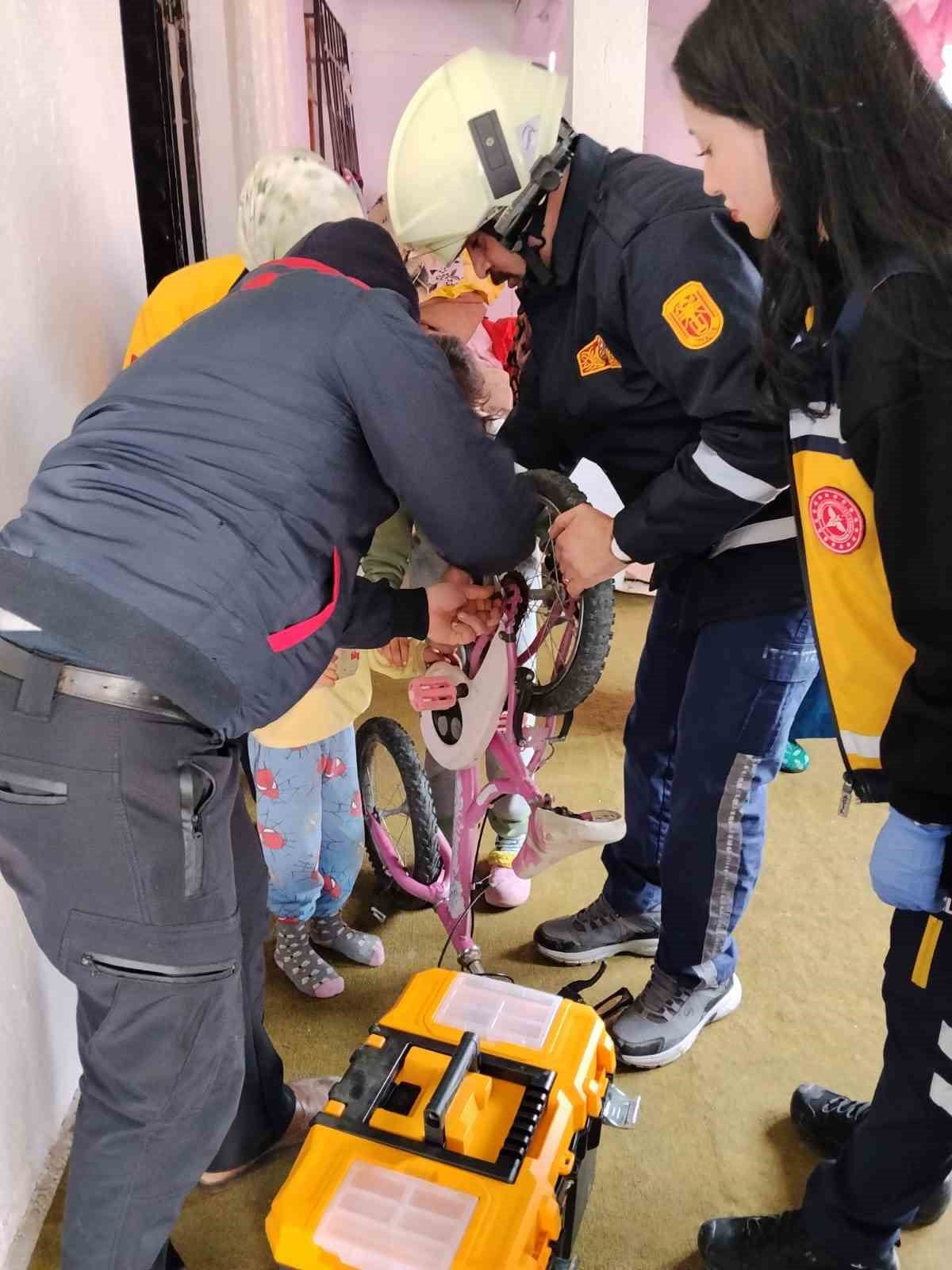 ÇORUM’UN ALACA İLÇESİNDE BİSİKLET ZİNCİRİNE PARMAĞI SIKIŞAN ÇOCUK, İTFAİYE EKİPLERİNİN...