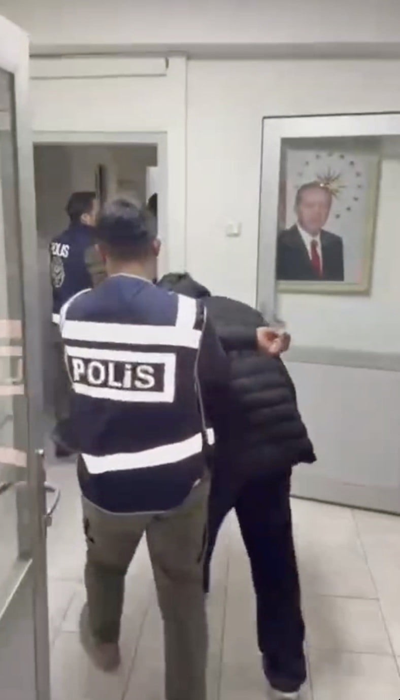 ÇORUM’UN SUNGURLU İLÇESİNDE POLİS EKİPLERİ, HAKLARINDA KESİNLEŞMİŞ HAPİS CEZASI BULUNAN FİRARİLERE...