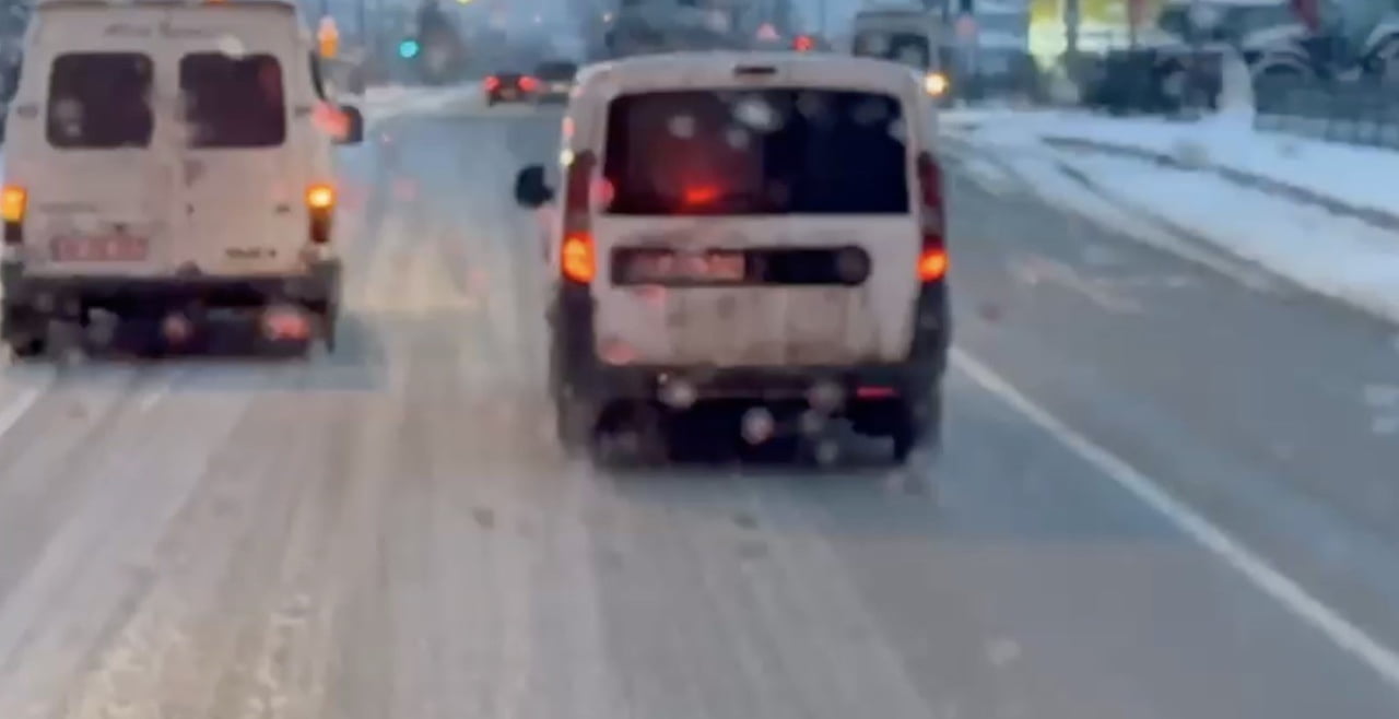 ÇORUM’UN SUNGURLU İLÇESİNDE TRAFİK KAZASINA MÜDAHALE İÇİN YOLA ÇIKAN İTFAİYE ARACINA YOL VERMEYEN...