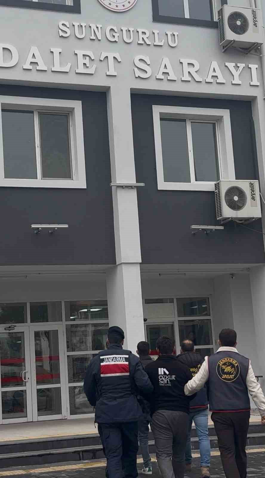 ÇORUM’UN SUNGURLU İLÇESİNDE, VATANDAŞLARIN KIŞ AYLARINDA ŞEHİR MERKEZİNE GİTMESİNİ FIRSAT BİLEREK...