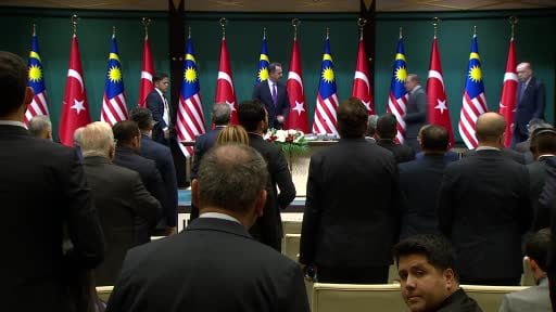 Cumhurbaşkanı Erdoğan: "(Malezya Başbakanı ile görüşme) Görüşmelerimizde savunma sanayi konuları...