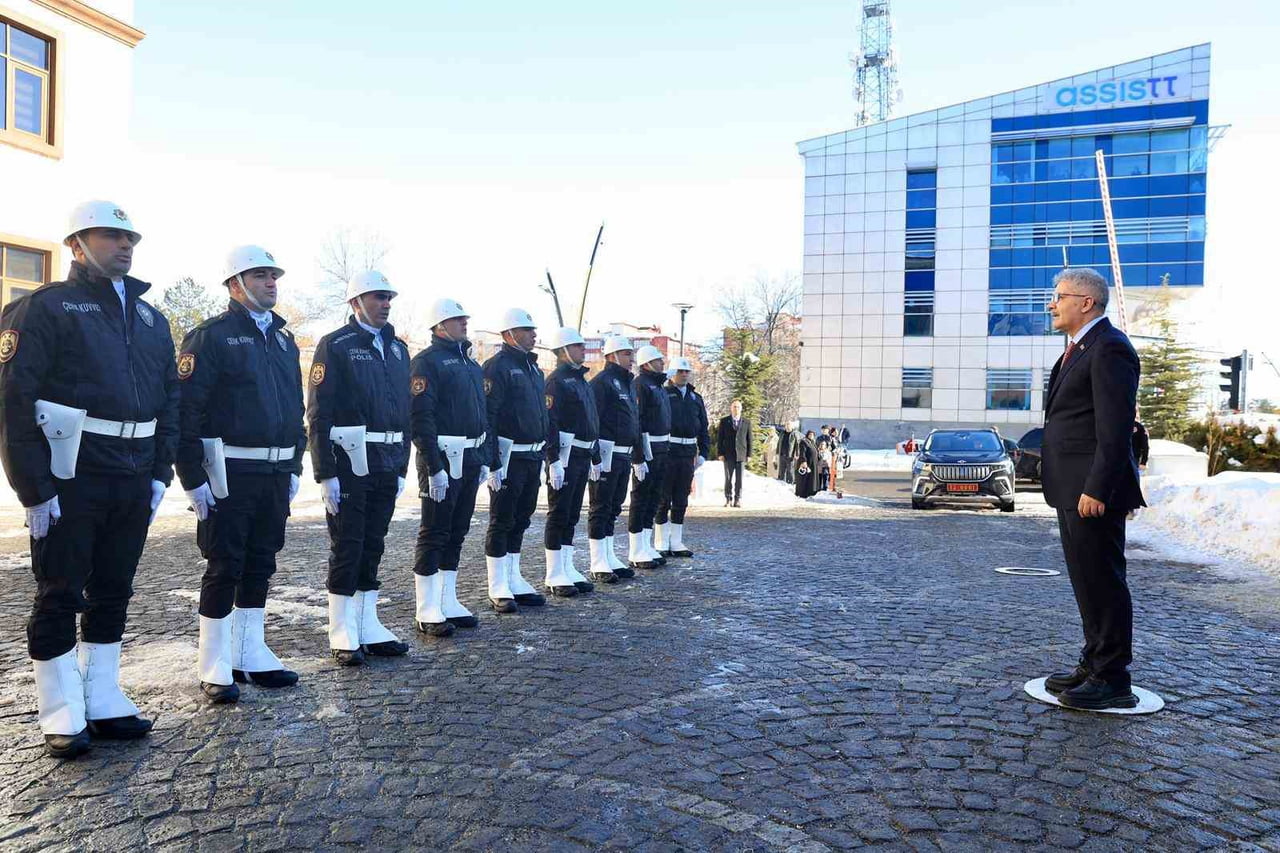 CUMHURBAŞKANLIĞI KARARNAMESİ İLE BİNGÖL VALİLİĞİ GÖREVİNE ATANAN VALİ CAHİT ÇELİK GÖREVİNE...