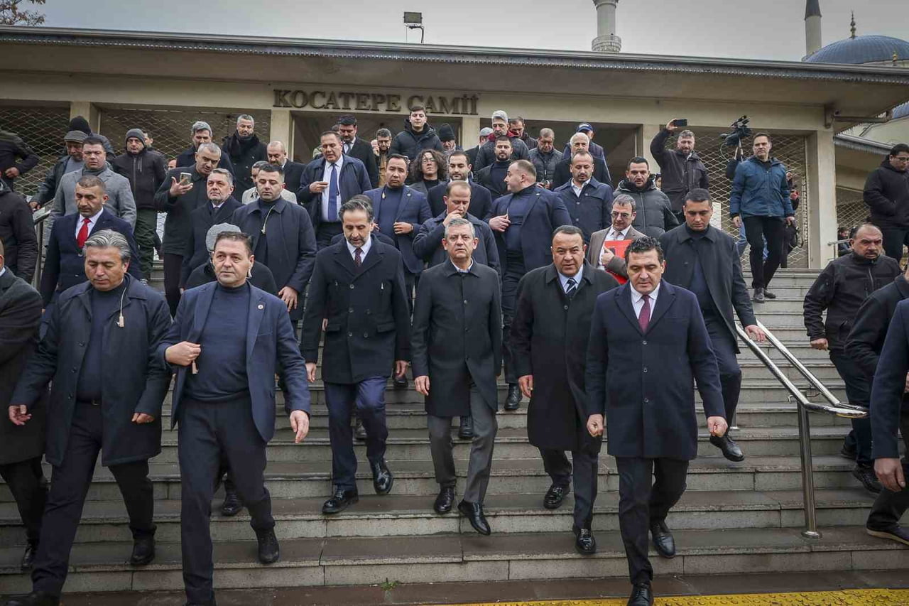 CUMHURİYET HALK PARTİSİ (CHP) GENEL BAŞKANI ÖZGÜR ÖZEL, "EĞER EMEKLİ GEÇİNEMİYORSA, ÜLKENİN ANA...