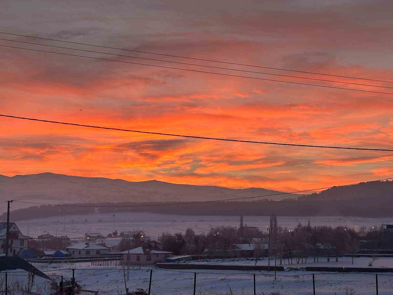 DAMAL İLÇESİNDE GÜNEŞİN DOĞUŞU İLE BİRLİKTE GÖKYÜZÜ KIZILA BÜRÜNDÜ