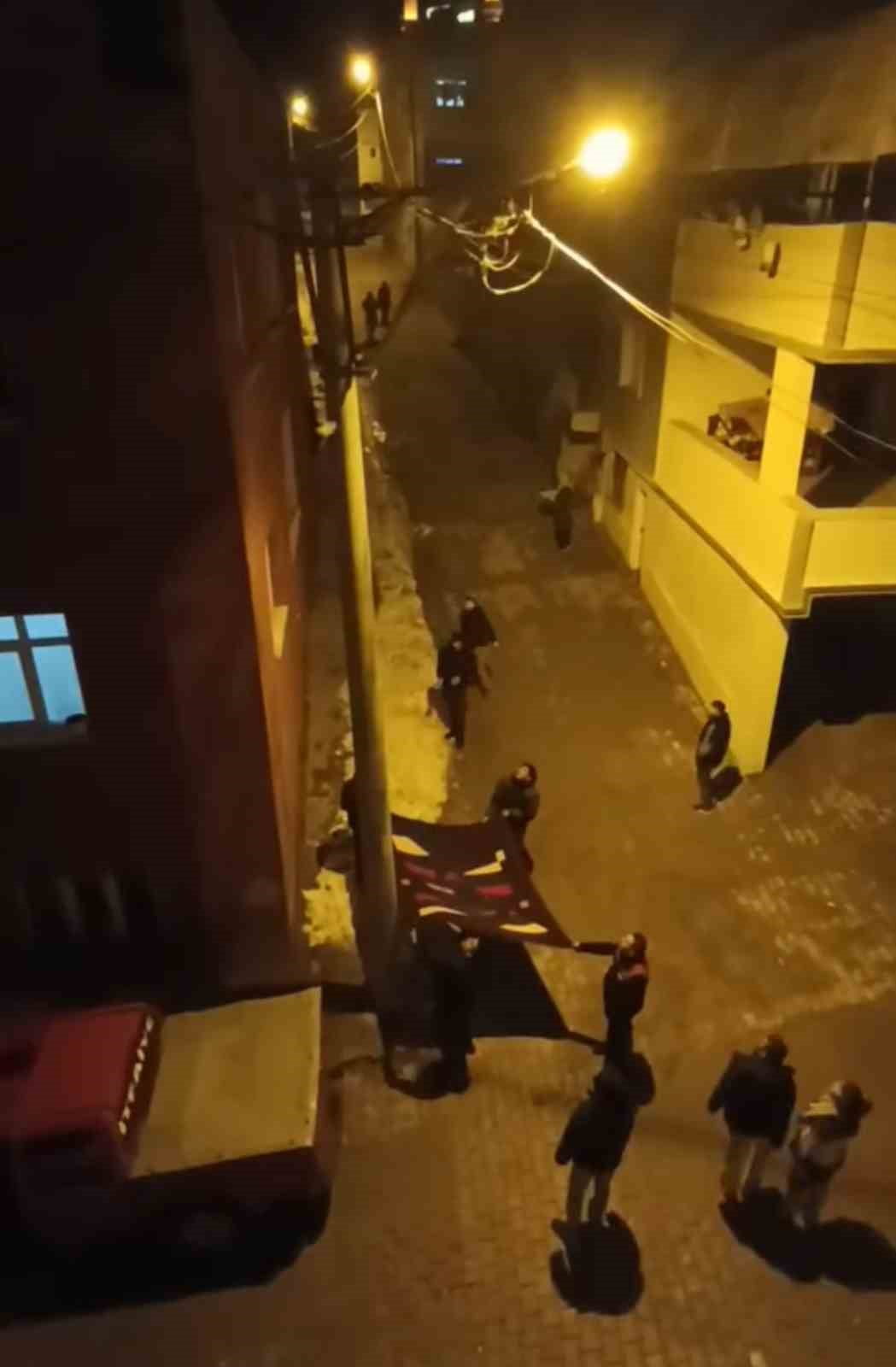 DAMDAN ATLAYAN BİR KEDİ, ELEKTRİK DİREĞİNDE MAHSUR KALANCA MAHALLELİNİN BATTANİYE AÇMASIYLA...