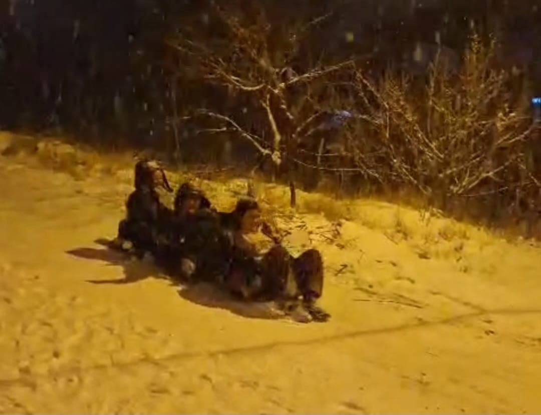 DARENDE'DE MAHALLE SAKİNLERİ KARIN KEYFİNİ KAYARAK ÇIKARDI