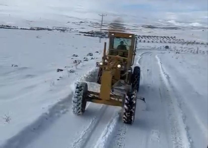DARENDE BELEDİYESİ'NİN KARLA MÜCADELE ÇALIŞMALARINI ARALIKSIZ SÜRDÜRÜYOR