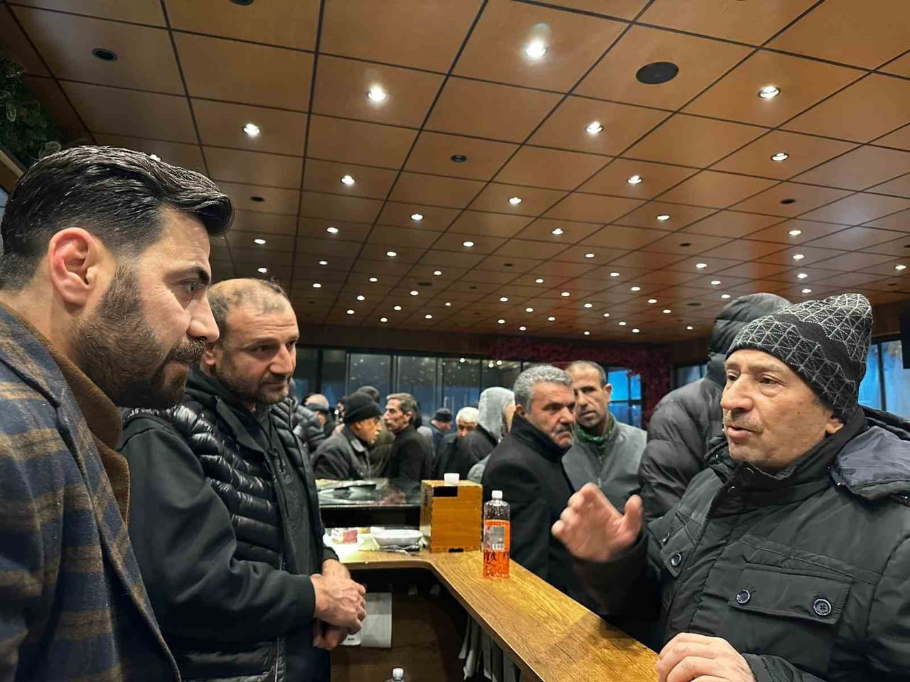 DARENDE BELEDİYESİ KAR YAĞIŞI NEDENİYLE YOLDA KALAN VATANDAŞLARI SOSYAL TESİSLERDE AĞIRLADI