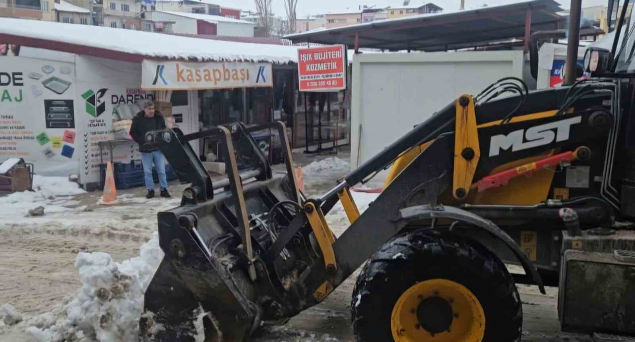 DARENDE BELEDİYESİ KARLA MÜCADELEDE 7/24 SAHADA