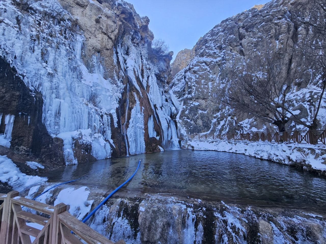 DARENDE İLÇESİNDE BULUNAN GÜRPINAR ŞELALESİ, SOĞUK HAVA NEDENİYLE KISMEN BUZ TUTTU.