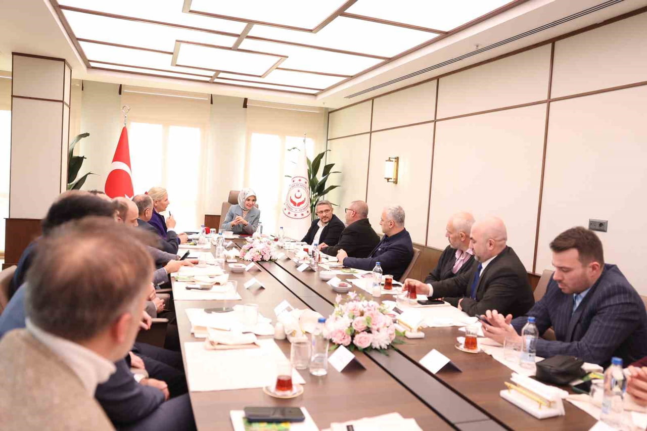 DARÜLACEZE SOSYAL YAŞAM ŞEHRİ'NDE BASIN KURULUŞLARININ TEMSİLCİLERİYLE BİR ARAYA GELEN BAKAN...