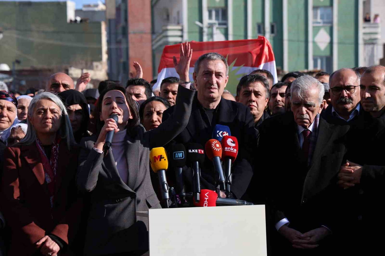 DEM PARTİ, SURİYE'DEKİ GELİŞMELERE DİKKAT ÇEKMEK İÇİN GRUP TOPLANTISINI MARDİN'İN NUSAYBİN...