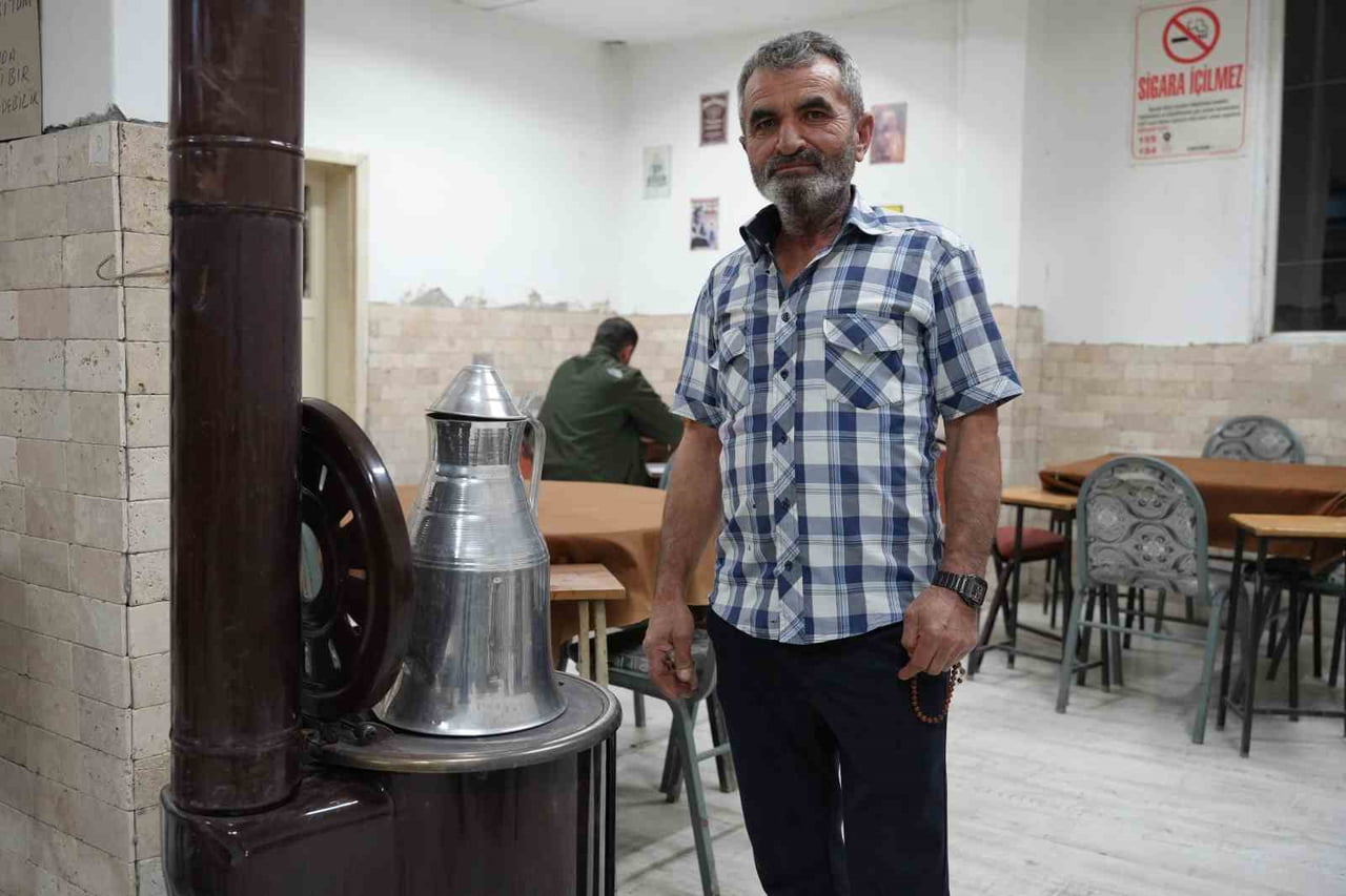 DENİZLİ’DE DUMAN TÜTEN SOBANIN ÜZERİNE GÜZEL KOKMASI İÇİN KOLONYA DÖKEN İŞLETME SAHİBİ, MÜŞTERİNİN...