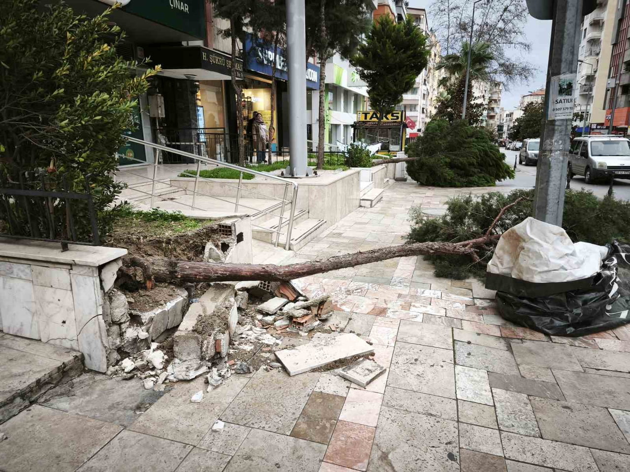 DENİZLİ’DE GECE SAATLERİNDE BAŞLAYAN ŞİDDETLİ RÜZGAR HAYATI OLUMSUZ ETKİLEDİ. KENT GENELİN RÜZGAR...