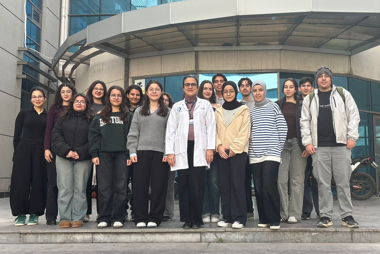 DENİZLİ’DE HAYATA GEÇİRİLEN PROJEDE, TIP FAKÜLTESİ BİRİNCİ SINIF ÖĞRENCİLERİ EVDE SAĞLIK...