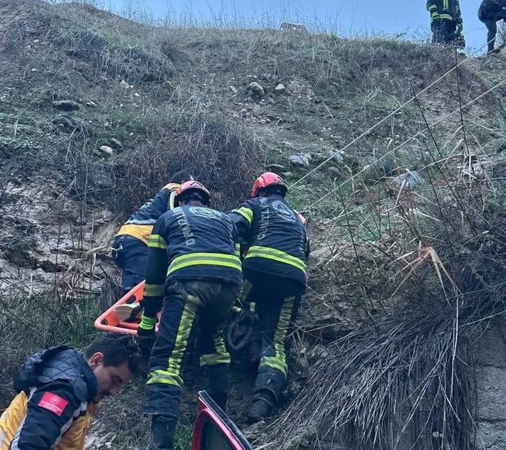 DENİZLİ’DE KONTROLDEN ÇIKAN BİR OTOMOBİLİN 30 METRELİK UÇURUMA YUVARLANMASI SONUCU MEYDANA GELEN...