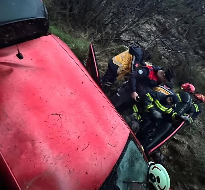 DENİZLİ’DE KONTROLDEN ÇIKAN BİR OTOMOBİLİN 30 METRELİK UÇURUMA YUVARLANMASI SONUCU MEYDANA GELEN...