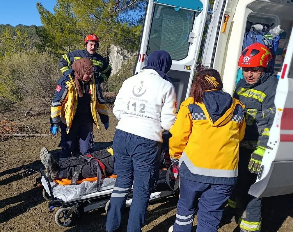 DENİZLİ’DE KONTROLDEN ÇIKARAK DEVRİLEN TRAKTÖR SÜRÜCÜSÜ İTFAİYE EKİPLERİ TARAFINDAN KURTARILDI....