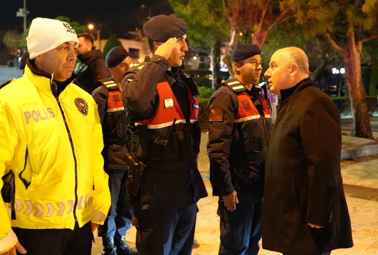 DENİZLİ’DE YENİ YIL KUTLAMALARI COŞKUYLA GEÇTİ. KENTİN HER NOKTASINDA HAVAİ FİŞEKLERİ PATLARKEN, ...