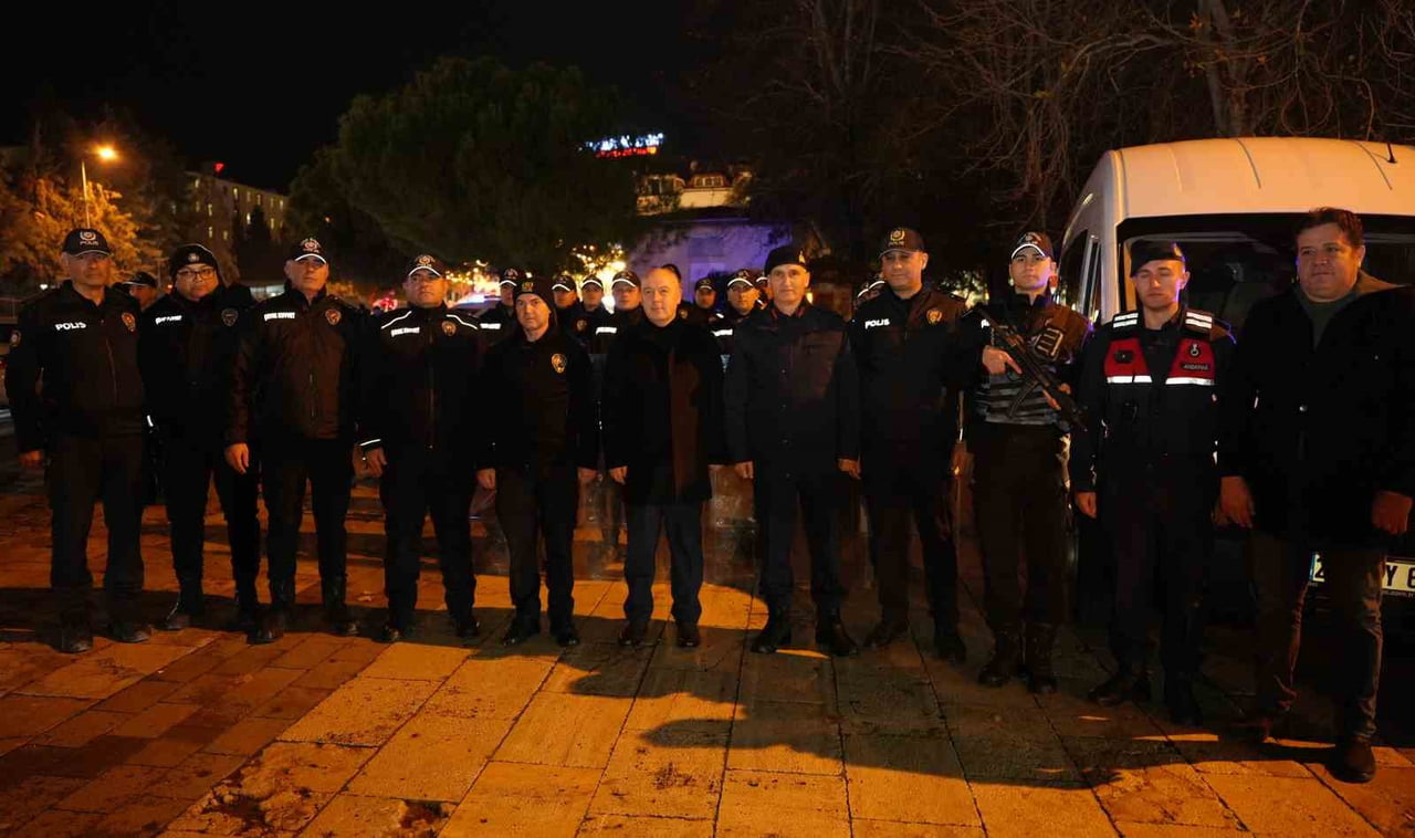 DENİZLİ’DE YENİ YIL KUTLAMALARI COŞKUYLA GEÇTİ. KENTİN HER NOKTASINDA HAVAİ FİŞEKLERİ PATLARKEN, ...