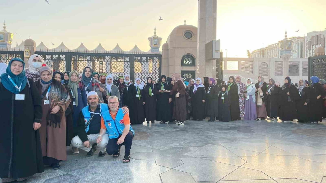 DENİZLİ İL MÜFTÜLÜĞÜ ORGANİZASYONUYLA MEDİNE’DE UMRE GRUBUNDAKİ KADIN UMRECİLER, SABAH NAMAZININ...