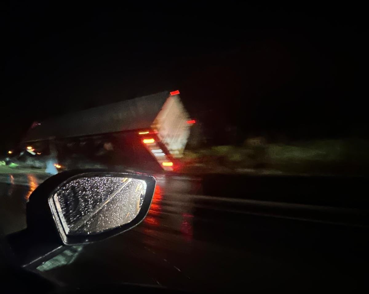 DENİZLİ’NİN BULSAN İLÇESİNDE ŞİDDETLİ FIRTINA NEDENİYLE DEVAM EDEN BİR İNŞAATIN ÜZERİNE DEVRİLEN...