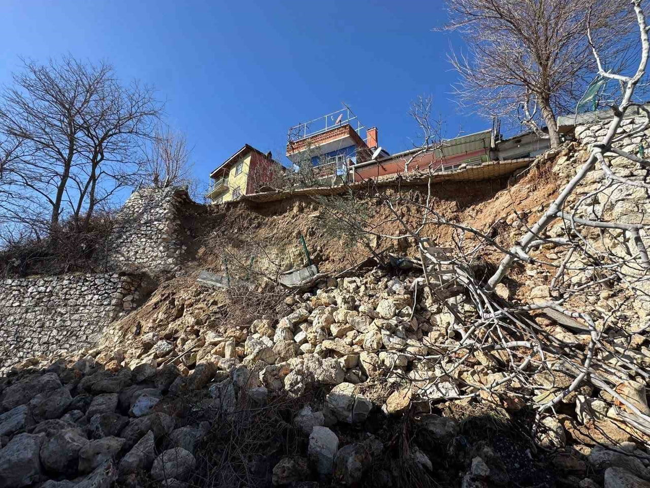 DENİZLİ’NİN GÜNEY İLÇESİNDE YAKLAŞIK 5 METRELİK İSTİNAT DUVARININ ÇÖKMESİ SONUCU, ENKAZ ALTINDA...