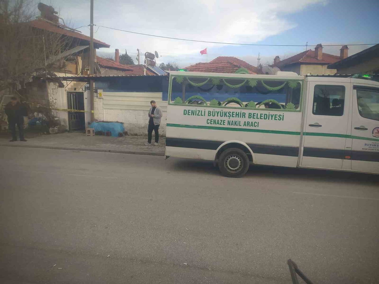 DENİZLİ’NİN SERİNHİSAR İLÇESİNDE YALNIZ YAŞAYAN 66 YAŞINDAKİ YAŞLI ADAM SOBADAN SIZAN KARBON...