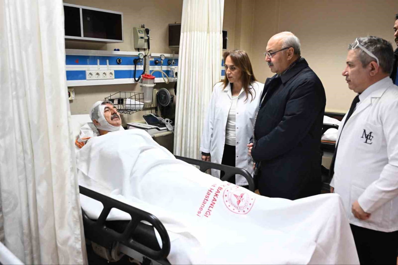 DENİZLİ VALİSİ YAVUZ SELİM KÖŞGER, SABAH SAATLERİNDE BULDAN İLÇESİNDE MEMURLARI TAŞIYAN SERVİS...