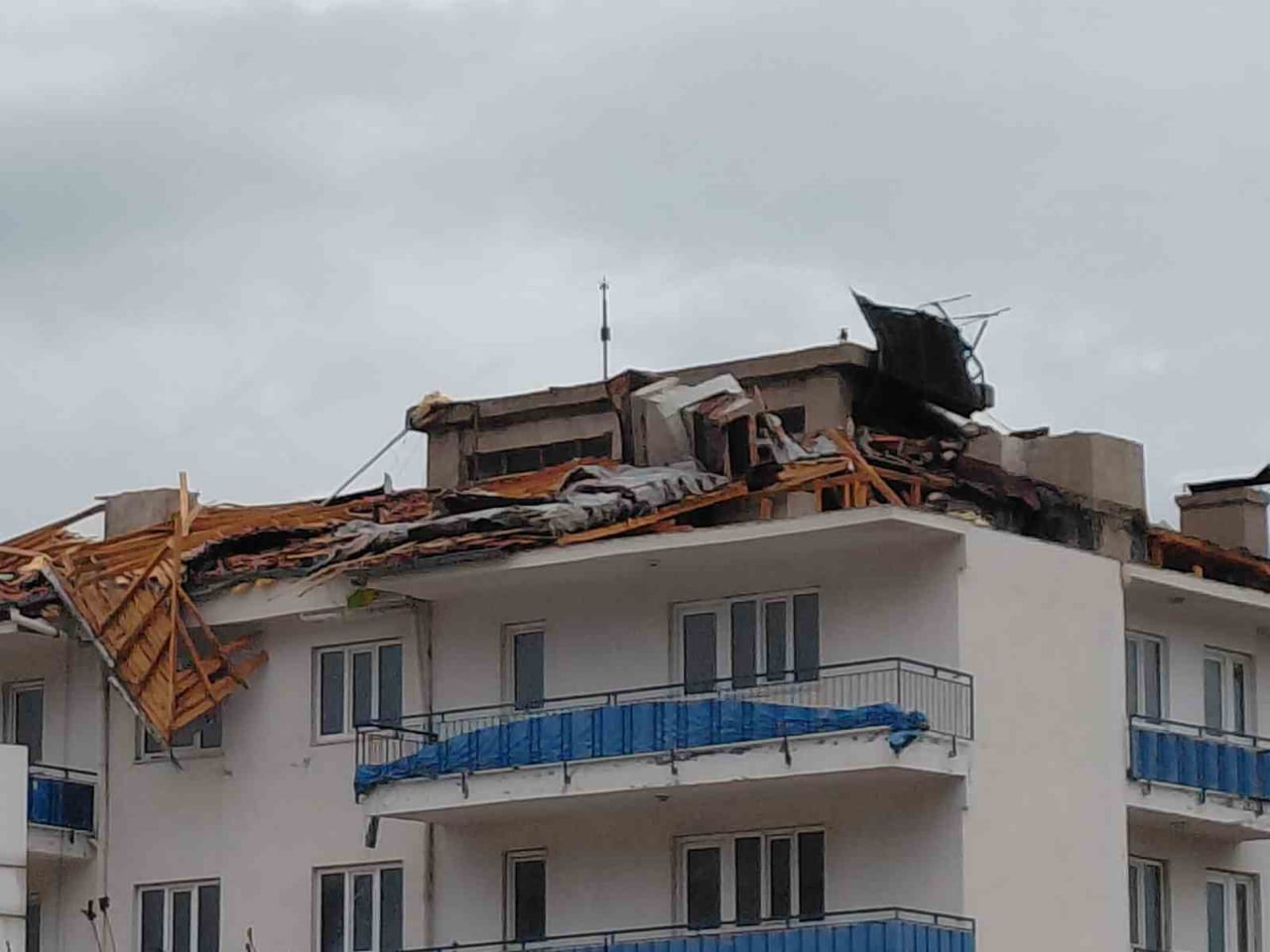 DENİZLİ VE İLÇELERİNDE GECE SAATLERİNDE ETKİLİ OLAN ŞİDDETLİ RÜZGÂR, ÇATI UÇMALARINA VE AĞAÇ...