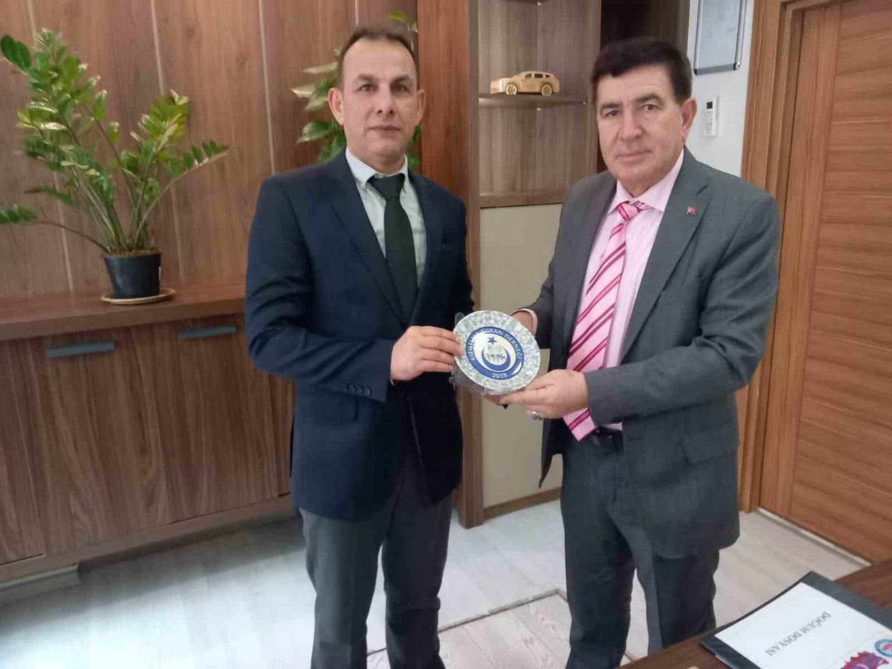 DERNEK BAŞKANI AHMET HIZLAN, ODUNPAZARI İLÇE NÜFUS MÜDÜRÜ ŞAKİR KESER’E PLÂKET TAKDİM...