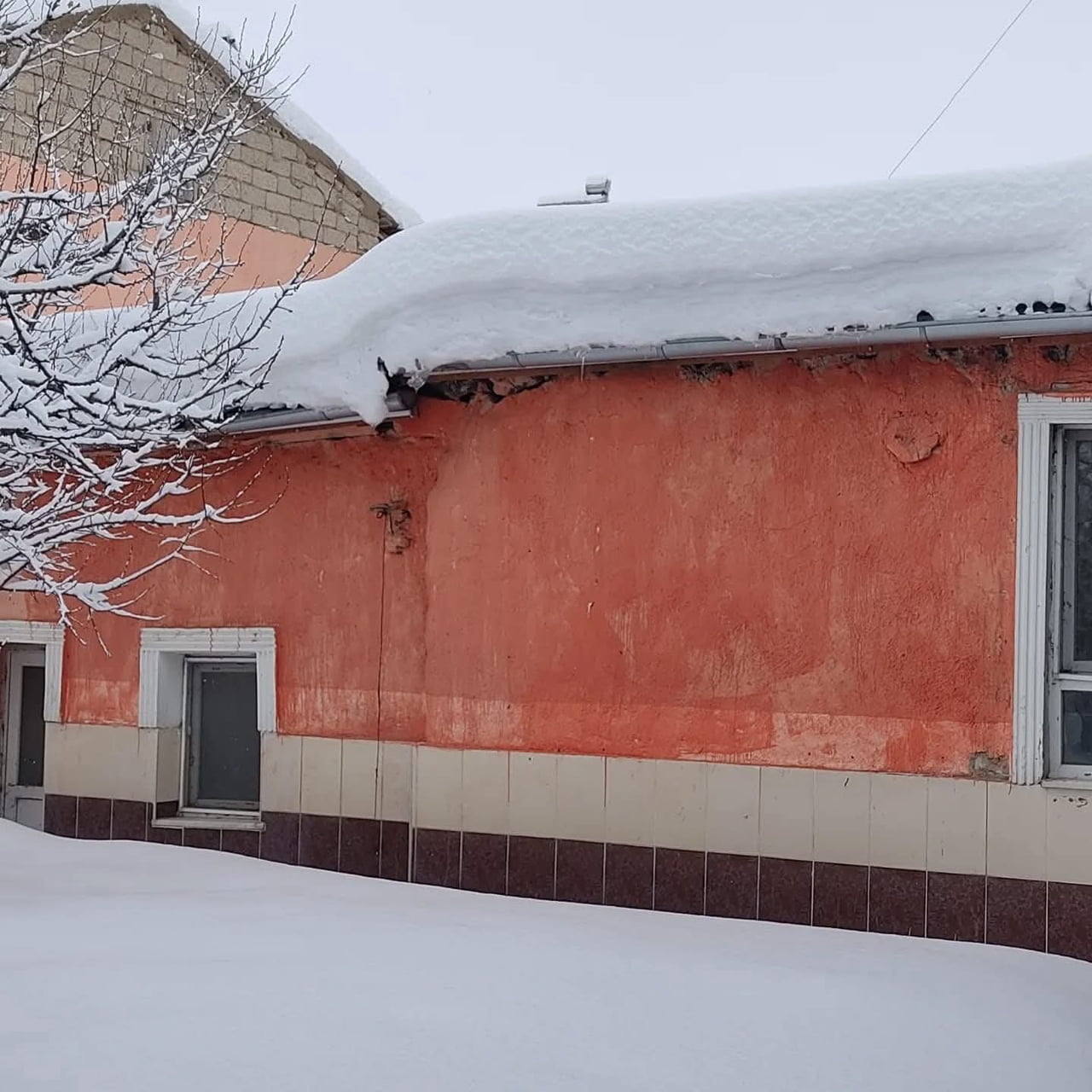 DEVELİ'DE KARIN AĞIRLIĞINI TAŞIYAMAYAN BİR AHIRIN ÇATISI ÇÖKTÜ.