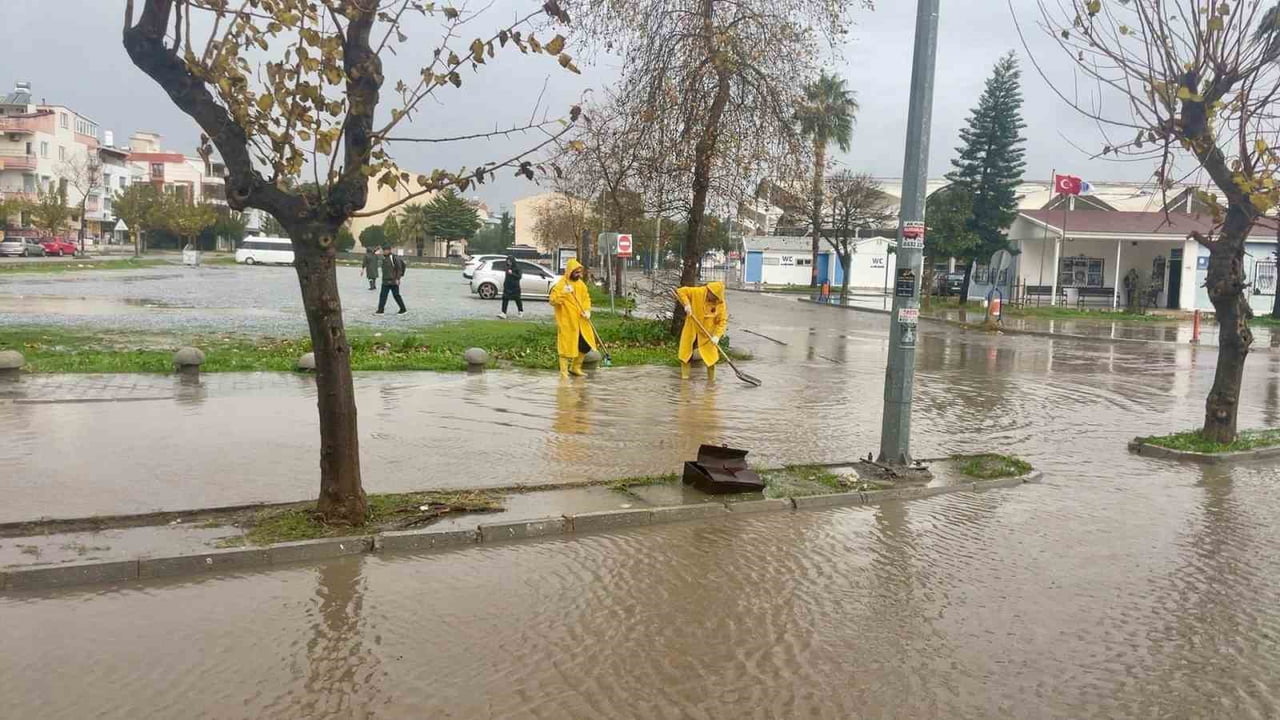 DİDİM’DE ETKİSİNİ ARTIRARAK SÜRDÜREN KUVVETLİ FIRTINA VE YAĞIŞ NEDENİYLE, İLÇEDE YAŞANABİLECEK...