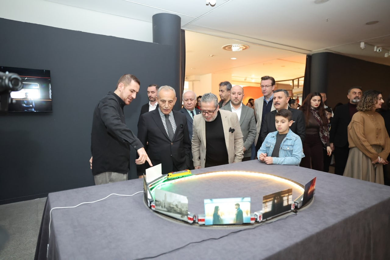 DİJİTAL ÇAĞIN SANAT ÜZERİNDEKİ DÖNÜŞTÜRÜCÜ ETKİSİNİ ODAĞINA ALAN " FİJİTAL KAPILAR" BAŞLIKLI SERGİ...