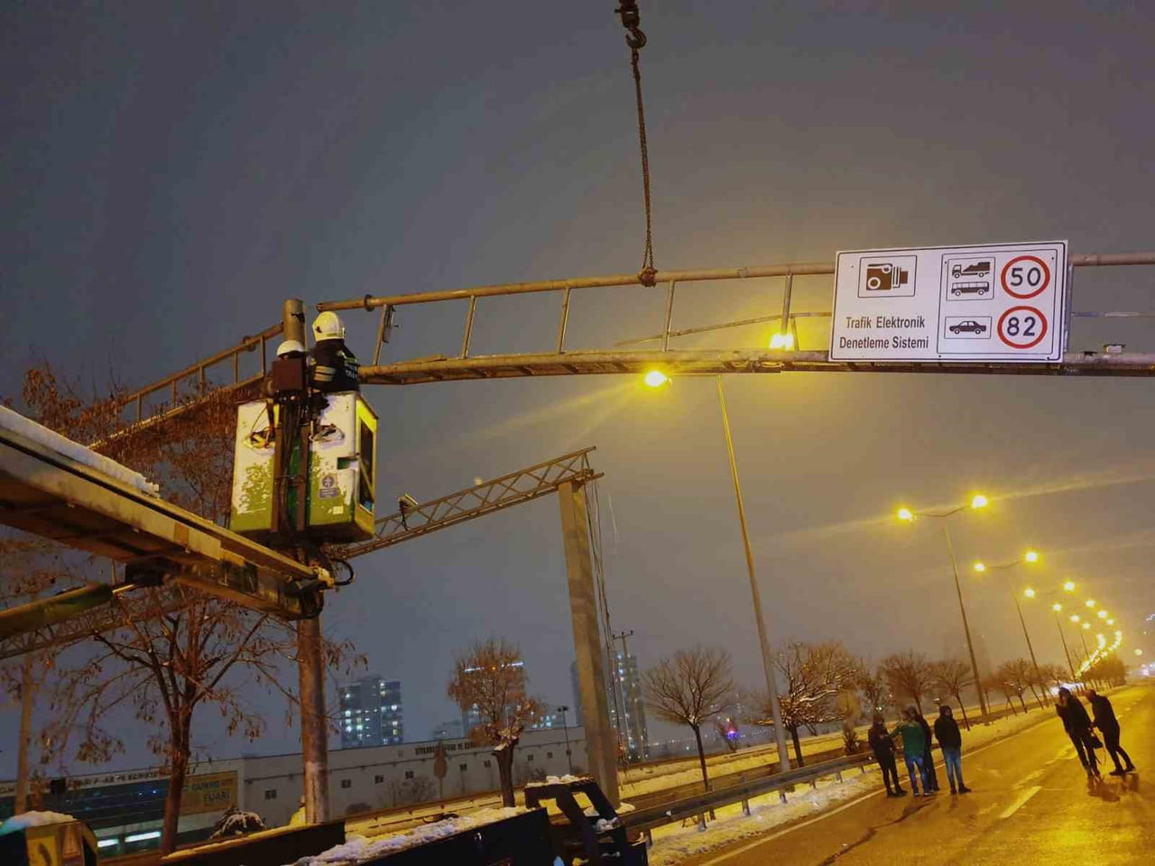 DİYARBAKIR'DA BİR KAMYONUN ÇARPTIĞI TRAFİK DENETİM LEVHASI, İTFAİYE EKİPLERİNCE...