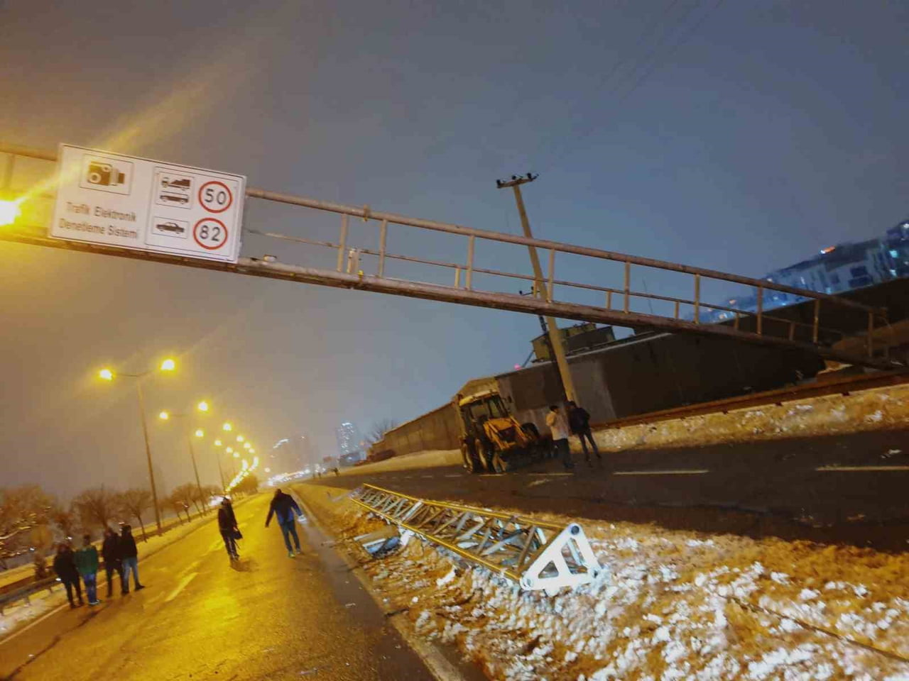 DİYARBAKIR'DA BİR KAMYONUN ÇARPTIĞI TRAFİK DENETİM LEVHASI, İTFAİYE EKİPLERİNCE...