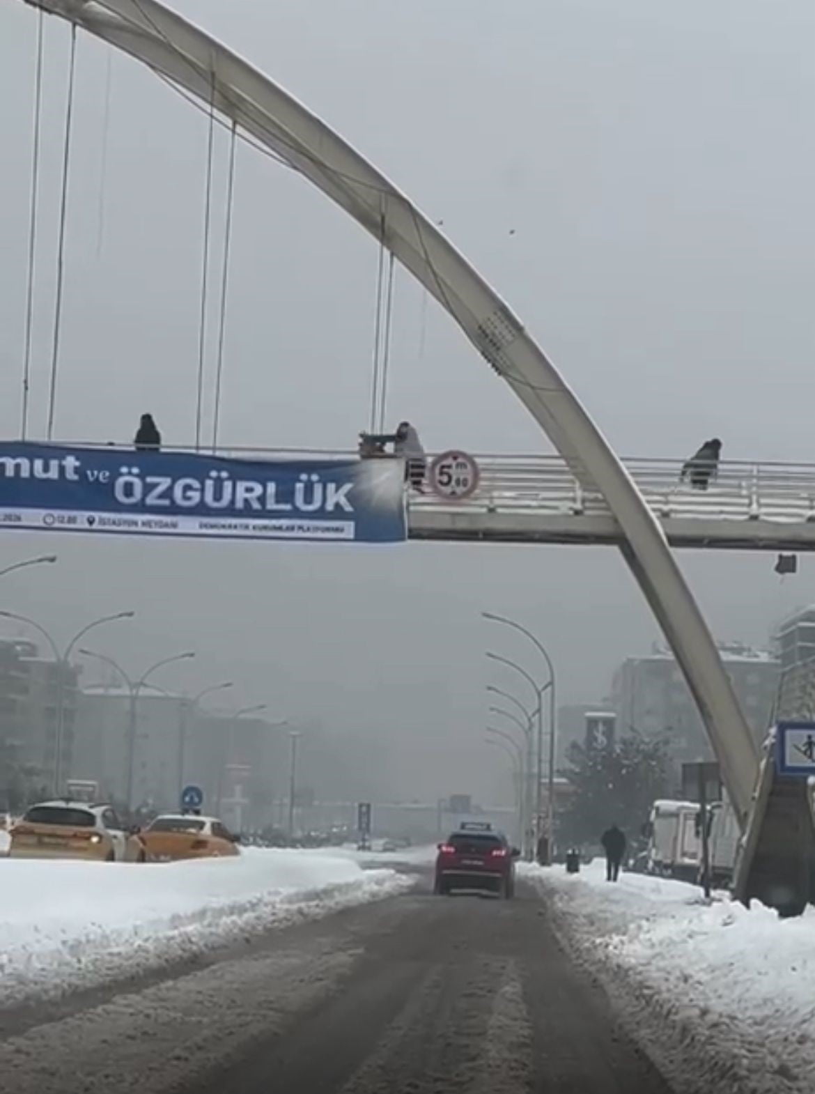 DİYARBAKIR'DA BİR ŞAHIS, ÜST GEÇİTTE ÇIKARAK ÇOCUKLARI ÖLDÜRESİYE DÖVDÜĞÜ ANLAR CEP TELEFONU...