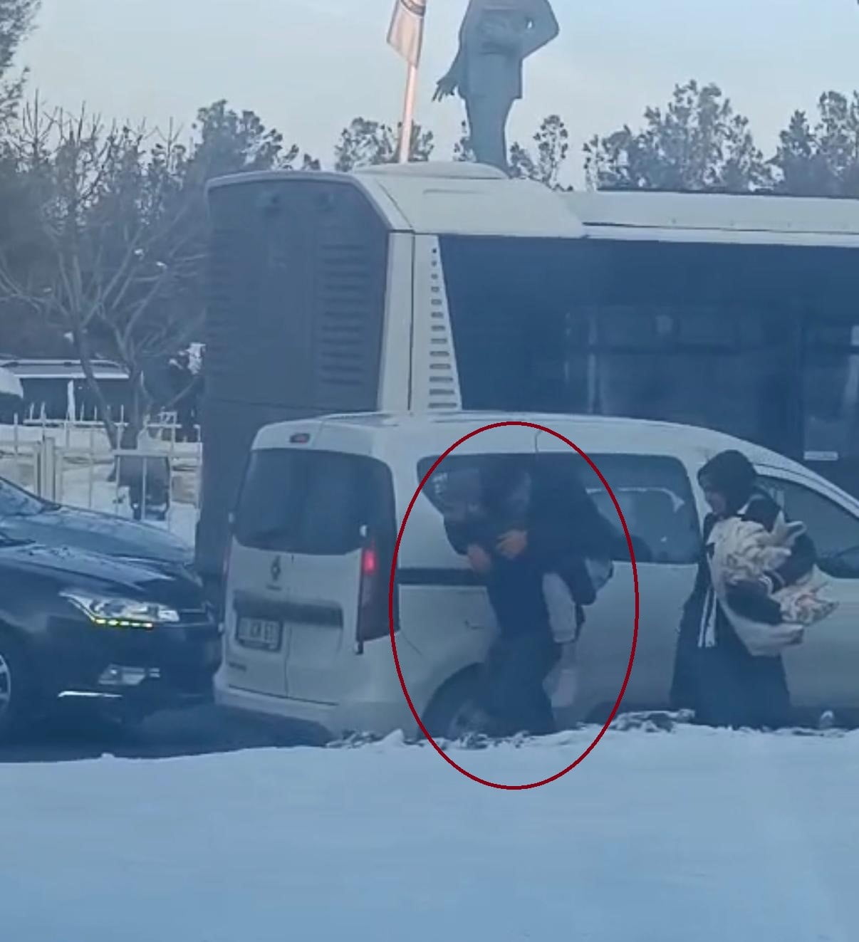 DİYARBAKIR'DA BİR VATANDAŞ TIKANAN YOLDA HASTASINI SIRTINDA TAŞIDI