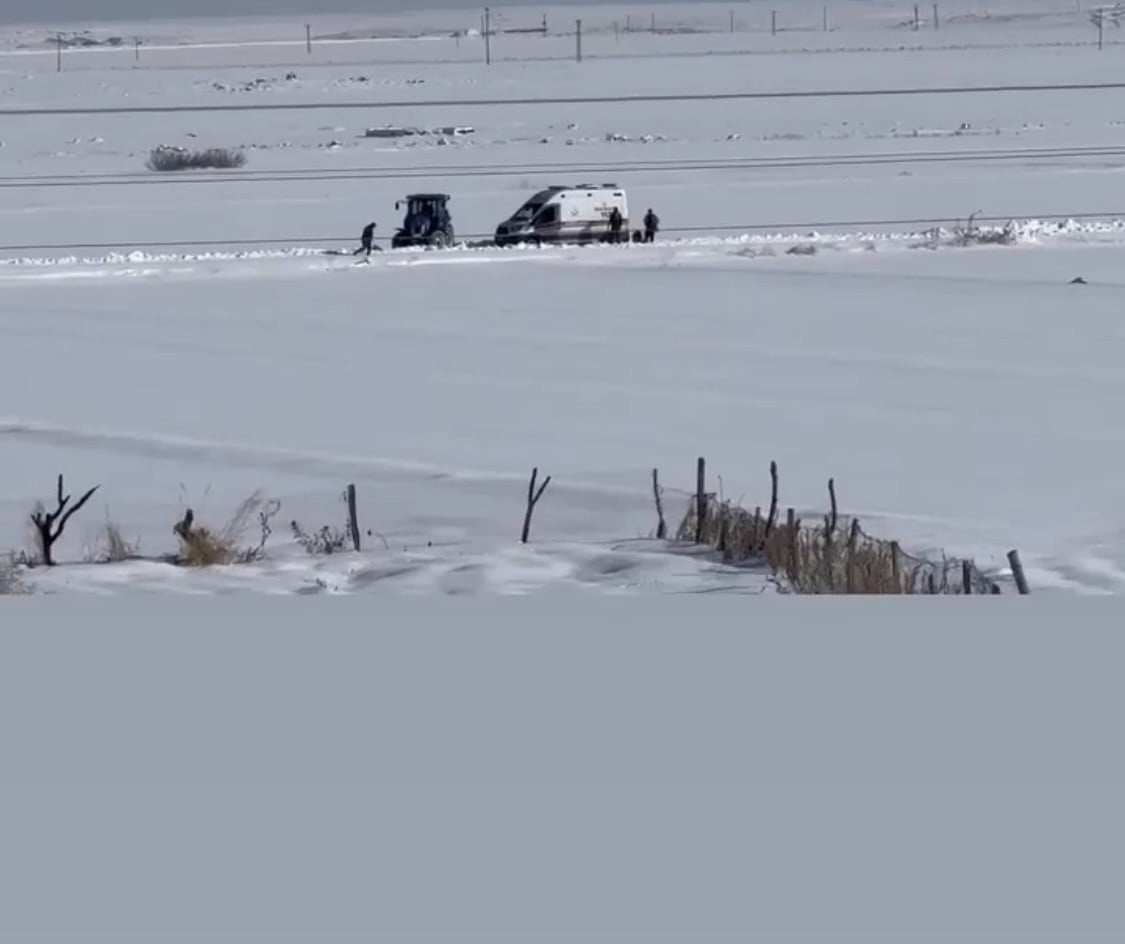DİYARBAKIR'DA KARA SAPLANAN AMBULANS, KÖYLÜLER TARAFINDAN ÇIKARTILDI