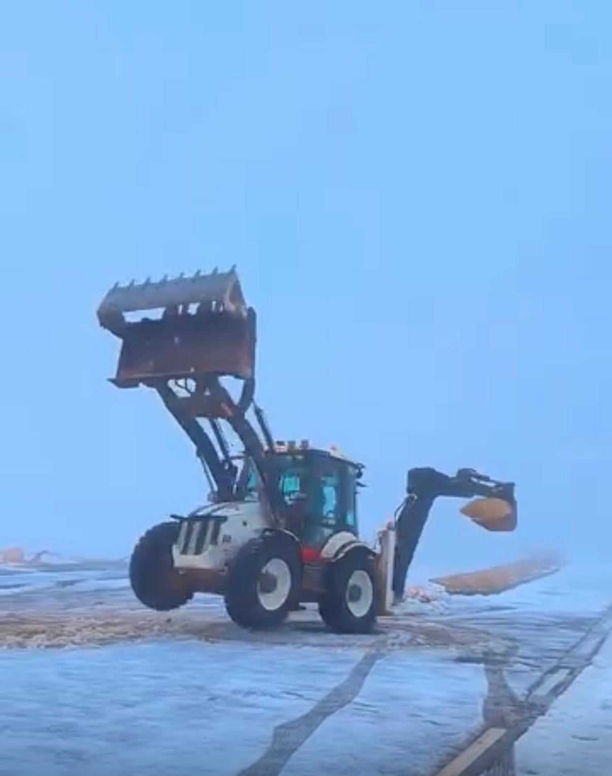 DİYARBAKIR'DA KEPÇE OPERATÖRÜ, KULLANDIĞI İŞ MAKİNASIYLA DRİFT ATTI.