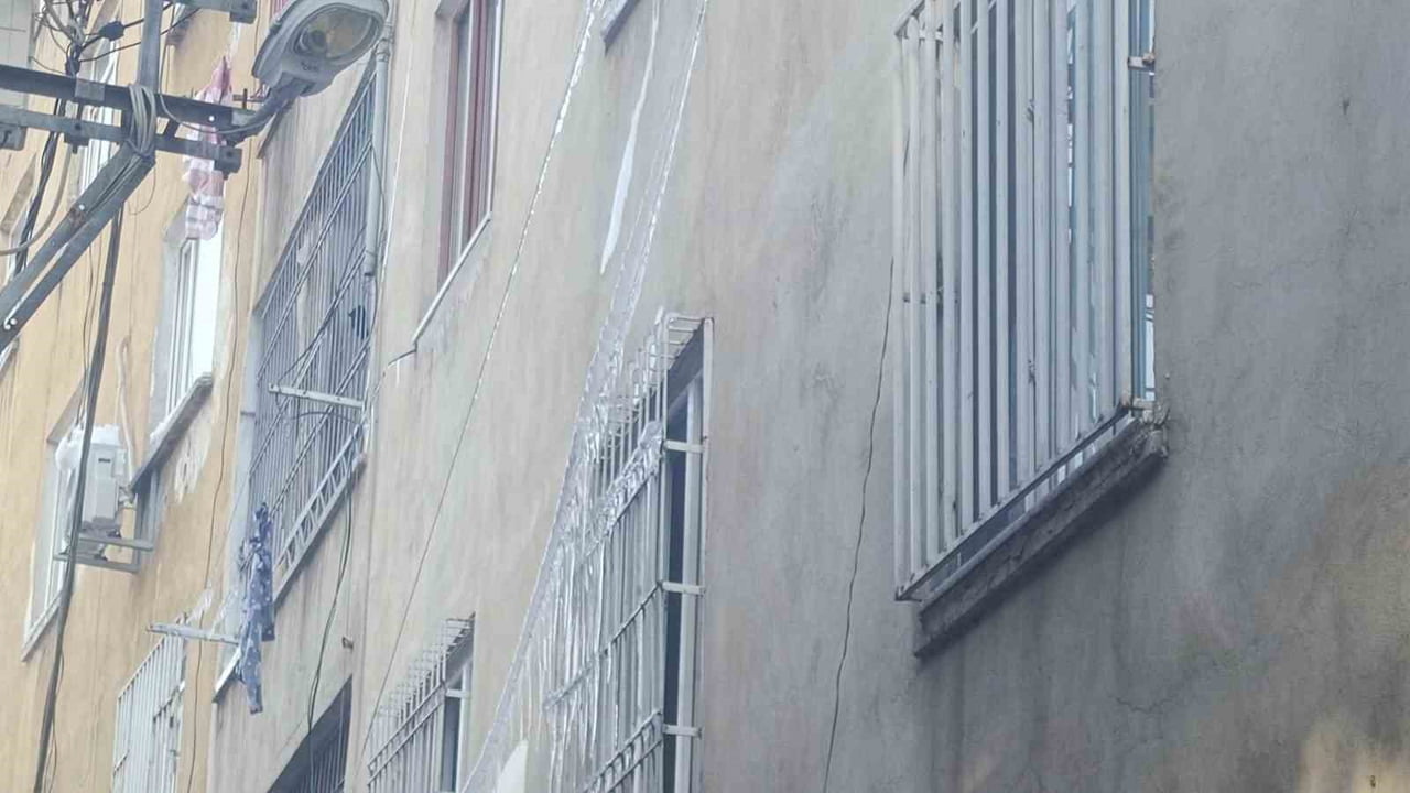 DİYARBAKIR'IN BAĞLAR İLÇESİNDE BİR BİNADA DONDURUCU HAVA SONRASI SARKAN BUZLAR TEHLİKE...