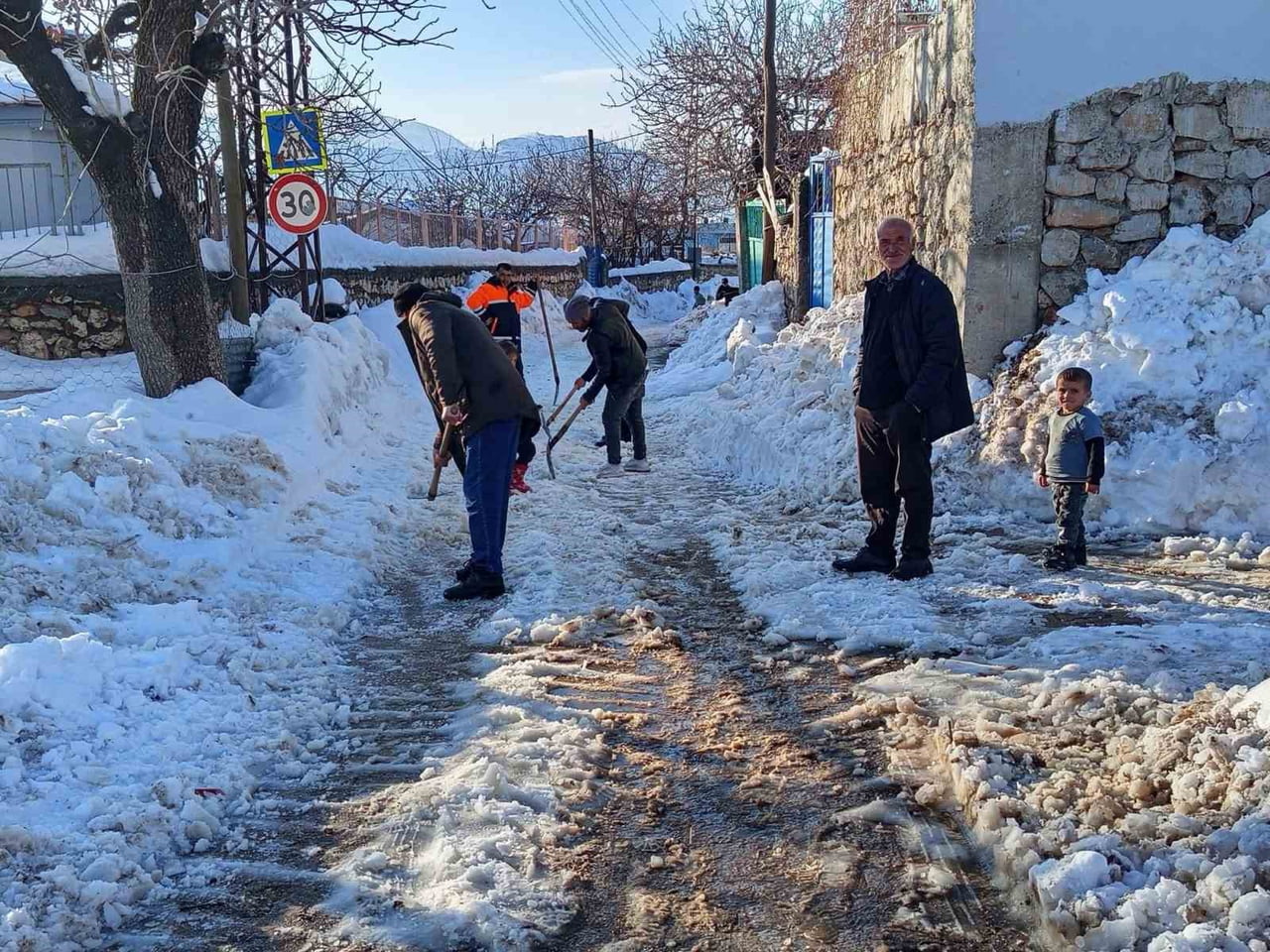 DİYARBAKIR'IN ÇERMİK İLÇESİ KUYU MAHALLESİ'NDE VATANDAŞLAR, KAR NEDENİ İLE KAPANAN YOLLARINI KENDİ...